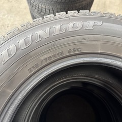 ダンロップスタッドレスタイヤ 4本セット 215/70R15の画像