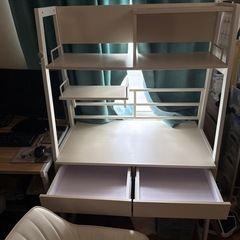 デスクとチェアの画像