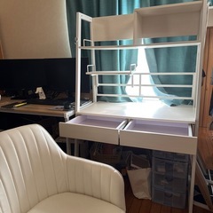 デスクとチェアの画像