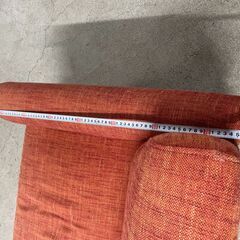 値下げ中【格安】二人掛けソファー 赤系 脚付き コンパクト 人気 早い者勝ち 引取歓迎 配送OKの画像