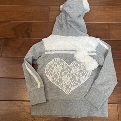 raucyのパーカー　フードあり　90サイズの画像