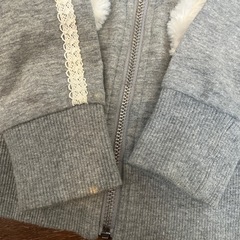 raucyのパーカー　フードあり　90サイズの画像