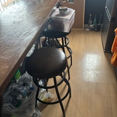 バーテーブルと椅子のセットの画像