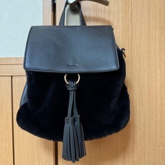 秋冬アイテムに！ファーリュックの画像