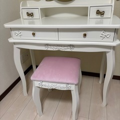 リボンレリーフ　
ドレッサーとスツール　ホワイトの画像