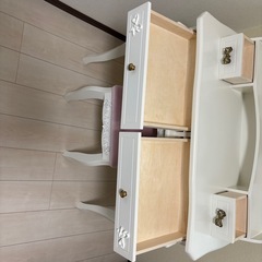 リボンレリーフ　
ドレッサーとスツール　ホワイトの画像