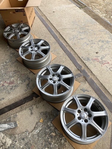 プリウス等に  15× 6J +45 PCD:100-5H アルミホイールのみ。