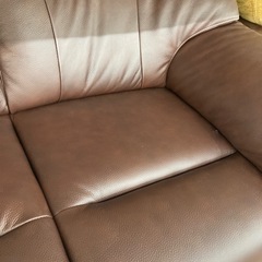 ブラウンの2人掛けソファーのご紹介です！の画像