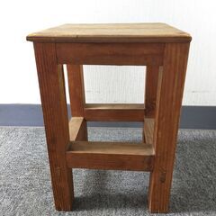 △ 木製角椅子 木製の四角いスツール 椅子  イス スツール 花台 植物台 キズ、破損ありの画像