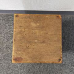 △ 木製角椅子 木製の四角いスツール 椅子  イス スツール 花台 植物台 キズ、破損ありの画像