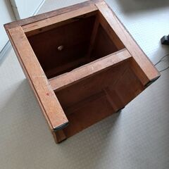 木の椅子？台？の画像