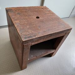 木の椅子？台？の画像