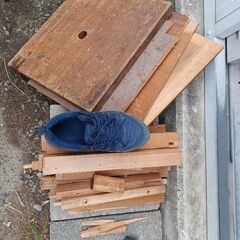 木の椅子？台？の画像