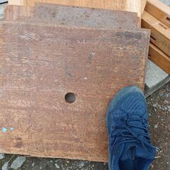 木の椅子？台？の画像