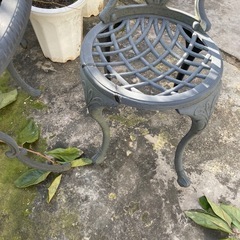 ガーデンチェアとテーブルの4
点セットの画像