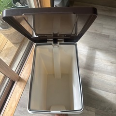 ペダル式ダストボックスの画像