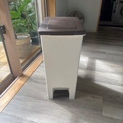 ペダル式ダストボックスの画像