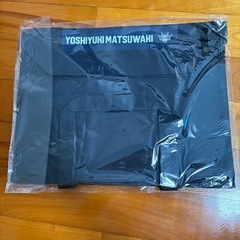 琉球ゴールデンキングス松脇選手とトートバッグの画像