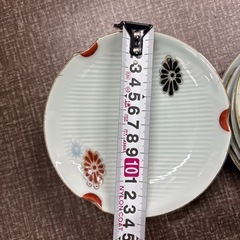 赤黒の菊の模様のお皿10枚セットの画像