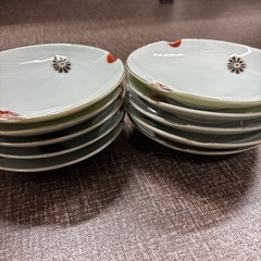 赤黒の菊の模様のお皿10枚セットの画像