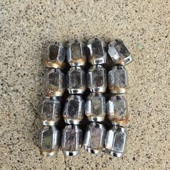 アクアに去年まで使っていたスタッドレスタイヤです。ホイールタイヤ4本セットナットは錆びていますが16本お付けします。の画像