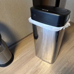  美品　センサー全自動開閉式 ゴミ箱 ごみ箱　大容量45リットル おしゃれ スリム キッチン リビング ふた付き ペダルいらず ダストボックス の画像