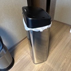  美品　センサー全自動開閉式 ゴミ箱 ごみ箱　大容量45リットル おしゃれ スリム キッチン リビング ふた付き ペダルいらず ダストボックス の画像