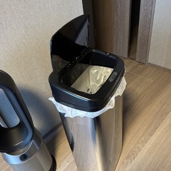  美品　センサー全自動開閉式 ゴミ箱 ごみ箱　大容量45リットル おしゃれ スリム キッチン リビング ふた付き ペダルいらず ダストボックス の画像
