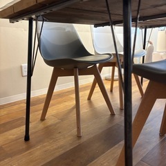 【急募】4人掛け足場板テーブル（アイアン脚）透明テーブルクロス付きの画像