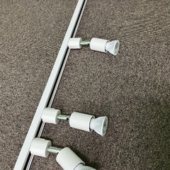 直結式 配線ダクトレール（白・1m）スポットライト4灯付き💡引き取り限定の画像