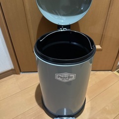 藤栄 ペダル式ゴミ箱 グレー 12L サイレントクローズペダルビン SB-003の画像