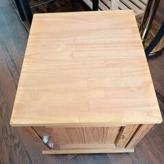 キャスター付き　サイドキャビネット　収納　扉　木製　シェルフ　サイドボード　ナチュラル　サイズ（約）幅36×奥42×高40　　■近隣配送無料 買取GO‼　栄和店の画像