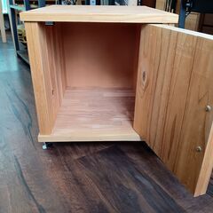 キャスター付き　サイドキャビネット　収納　扉　木製　シェルフ　サイドボード　ナチュラル　サイズ（約）幅36×奥42×高40　　■近隣配送無料 買取GO‼　栄和店の画像
