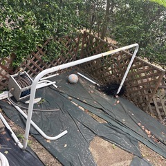 庭に放置しているサッカーゴールと犬のケージを引き取り回収の画像