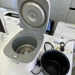 【リサイクルショップ ピカソ 小松原】🍚✨2017年製 YAMAZEN マイコン炊飯ジャー YJC-300(W)✨🍚★2154★  の画像