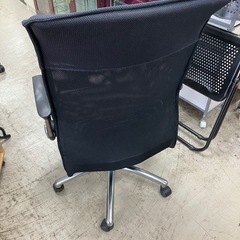 O2511-308 オフィスチェア ブラック キャスター付き ※高さ調節不可 キズ汚れサビ有り 中古の画像