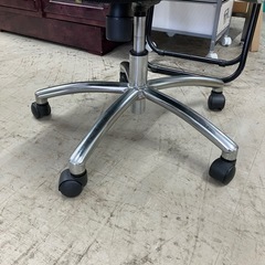 O2511-308 オフィスチェア ブラック キャスター付き ※高さ調節不可 キズ汚れサビ有り 中古の画像