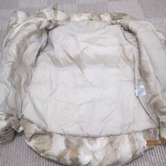 GUのフード付きベージュ系ダウンジャケット Mサイズの画像