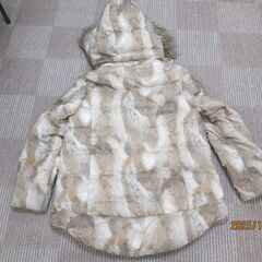 GUのフード付きベージュ系ダウンジャケット Mサイズの画像