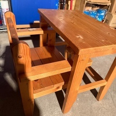 子供用の勉強机と椅子(手作り家具)の画像