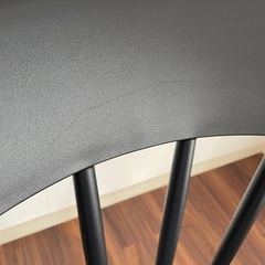 【11/17まで。値下げ交渉お気軽に】ブラック　ダイニングチェア（樹脂製・傷あり）の画像