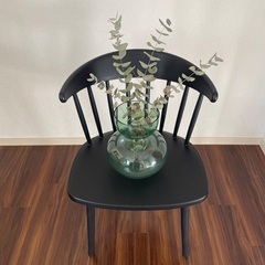 【11/17まで。値下げ交渉お気軽に】ブラック　ダイニングチェア（樹脂製・傷あり）の画像