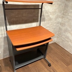 ウォールナット風木目のパソコンデスクの画像