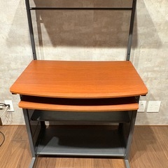 ウォールナット風木目のパソコンデスクの画像