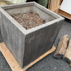 石の花壇　重いですの画像