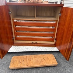 無垢材のキャビネットの画像