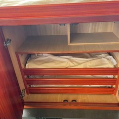 無垢材のキャビネットの画像