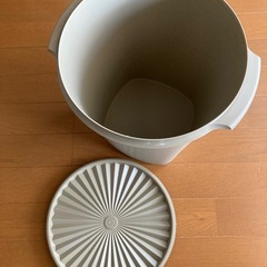 蓋付きバケツの画像