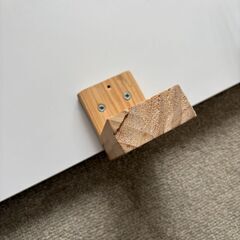 白テーブル コード収納カゴ　壁に固定Ｌ字（手作り）の画像