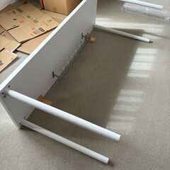 白テーブル コード収納カゴ　壁に固定Ｌ字（手作り）の画像